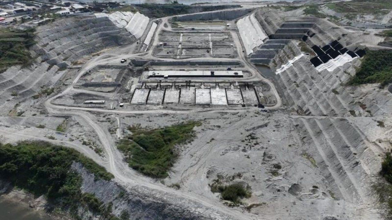 Kementerian PU melanjutkan pembangunan Bendungan Karangnongko di Bojonegoro-Blora, dengan kapasitas 59,1 juta m3, vital untuk swasembada pangan dan ketahanan air nasional.