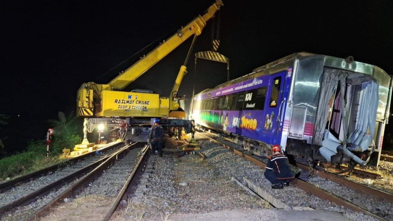 Imbas anjloknya KA Argo Bromo Anggrek, KAI Daop 1 Jakarta melakukan pembatalan perjalanan KAI dalam jumlah besar. Simak daftar lengkap dan kompensasinya di sini!