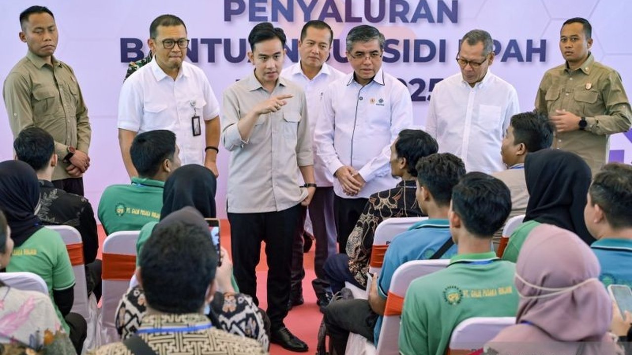 Kabar gembira bagi pekerja! Pencairan BSU diperpanjang hingga 6 Agustus 2025, memberikan kesempatan lebih luas. Simak juga aturan baru insentif BUMN dan dinamika ekonomi lainnya.