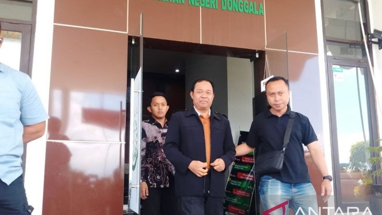 Kejaksaan Negeri Donggala mengeksekusi mantan pejabat terkait kasus Eksekusi Terpidana Korupsi TTG yang merugikan negara miliaran rupiah. Simak detail putusan hukum dan kerugian negara yang ditimbulkan!