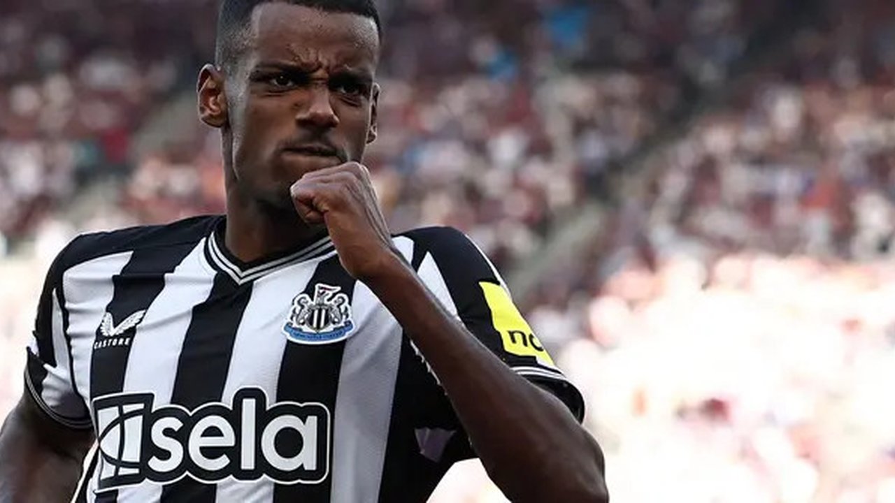 Pemain Newcastle, Alexander Isak merayakan gol kedua timnya ke gawang West Ham United pada laga lanjutan Liga Inggris 2023/2024 di London Stadium, London, Inggris, Minggu (08/10/2023) malam W