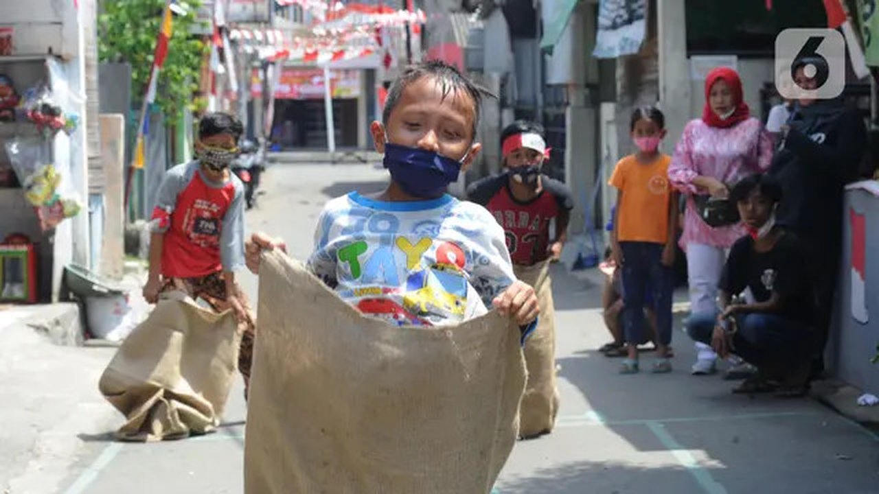 Seorang anak mengikuti lomba balap karung saat acara kegiatan tujuh belas Agustus di Cinere, Depok, Senin (17/8/2020). Warga di sejumlah kampung di wilayah Jabodetabek tetap melakukan beragam