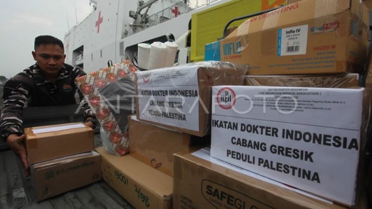 Peringkat kedermawanan Indonesia turun drastis di World Giving Report 2025. Temukan mengapa perubahan metodologi dan kepercayaan publik menjadi kunci dalam fenomena kedermawanan Indonesia ini.