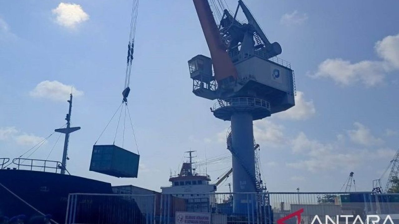 Aktivitas volume bongkar muat barang di Pelabuhan Babel menunjukkan penurunan signifikan pada Juni 2025. Apa penyebab di balik anjloknya volume ini?