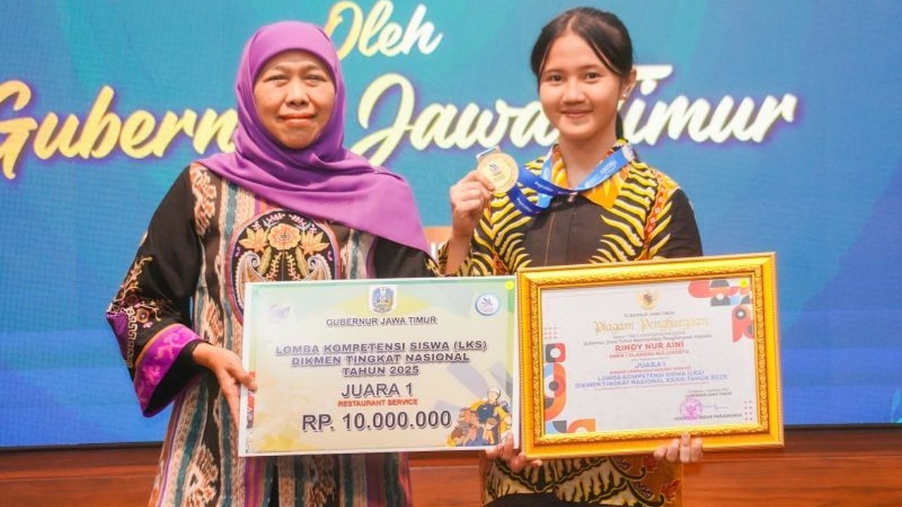 Jawa Timur kembali mengukir sejarah sebagai Juara Umum LKS Dikmen XXXIII untuk ketiga kalinya. Gubernur Khofifah Indar Parawansa berikan bonus besar, simak rinciannya!