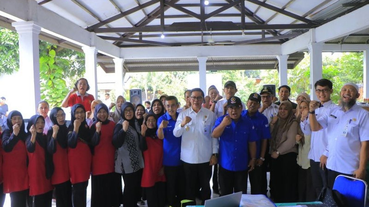 Dinas Lingkungan Hidup Kota Tangerang intensifkan pembinaan 25 Kampung Proklim KLH, mendorong inovasi dan kemandirian lingkungan. Simak upaya Tangerang raih kategori Lestari!