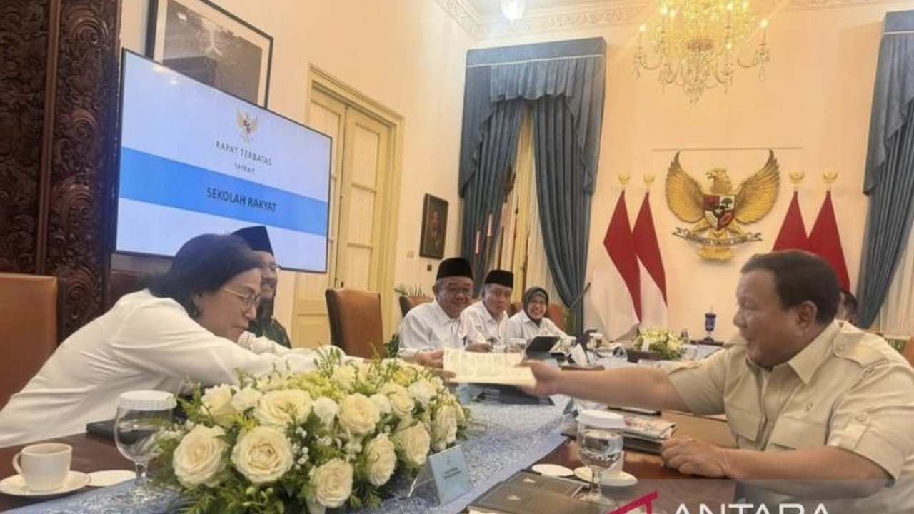 Presiden Prabowo Subianto menyoroti kebiasaan anak miskin menulis kecil demi hemat buku, mendorong percepatan program Sekolah Rakyat Merah Putih. Apa hubungannya dengan tulisan tangan Sri Mulyani?