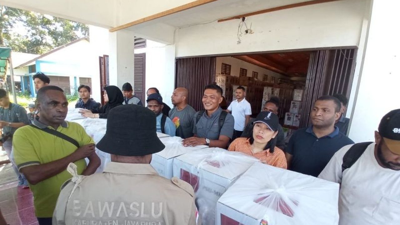 Bawaslu Jayapura memastikan pengawasan ketat distribusi logistik PSU Pilkada Papua ke 328 TPS. Mengapa proses ini menjadi kunci integritas pemilu?