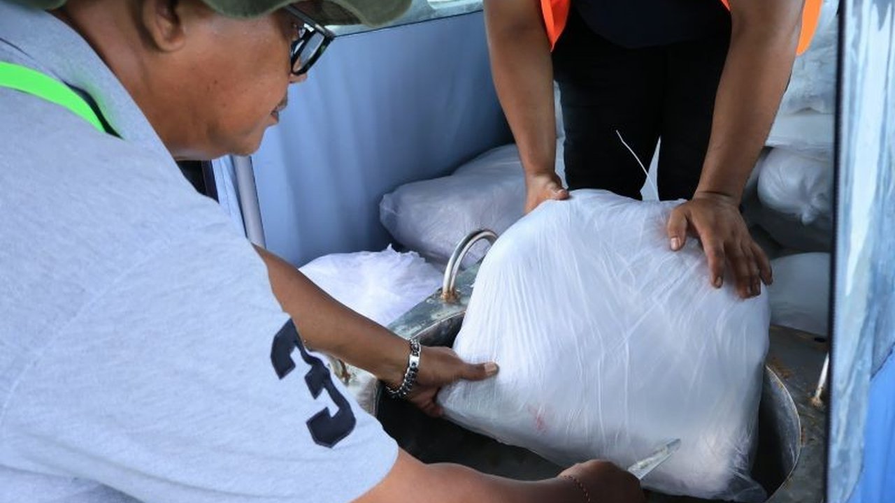 Operasi Modifikasi Cuaca Sumbar berhasil menekan karhutla di wilayah tersebut, terutama di Solok dan Limapuluh Kota. Simak bagaimana upaya ini bekerja dan dampaknya!