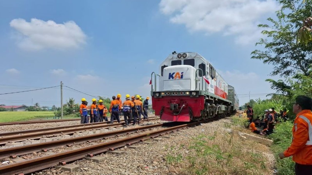 PT KAI telah merampungkan evakuasi KA Argo Bromo Anggrek anjlok di Subang. Insiden ini berdampak pada puluhan perjalanan kereta api dan menimbulkan pertanyaan tentang penyebabnya.