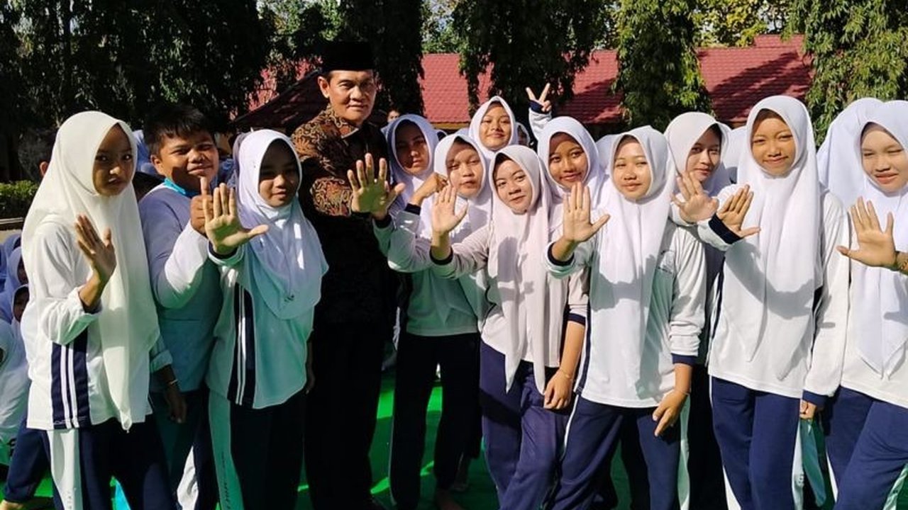 Wakil Bupati Lombok Tengah gencar lakukan sosialisasi pencegahan perkawinan anak di kalangan pelajar SMP, mengungkap dampak serius seperti stunting dan risiko masa depan yang terenggut.