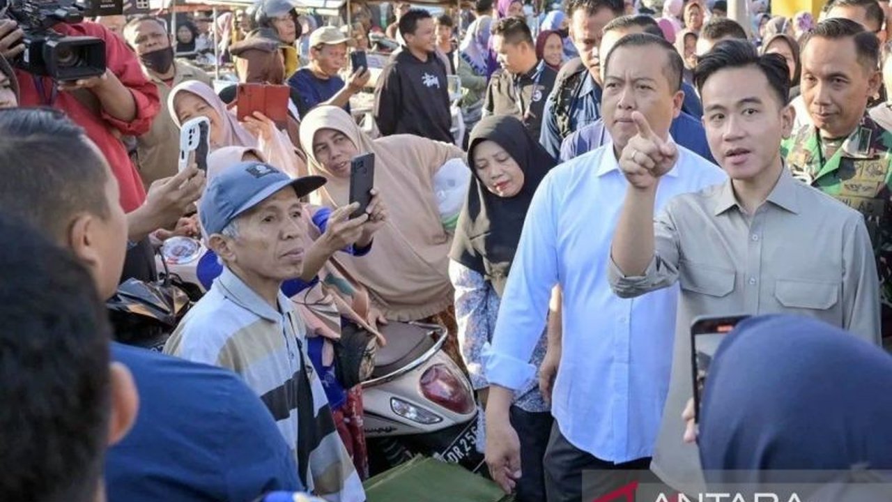 Wapres Gibran Rakabuming Raka melakukan kunjungan kerja ke NTB, memantau harga bahan pokok di Pasar Kebon Roek. Apa saja yang diborong Gibran?