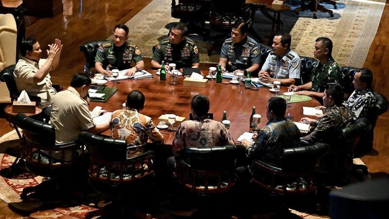 Presiden Prabowo Subianto memberikan arahan penting kepada jajaran Kementerian Pertahanan dan TNI di Hambalang, membahas antisipasi gejolak global dan penguatan pertahanan nasional.