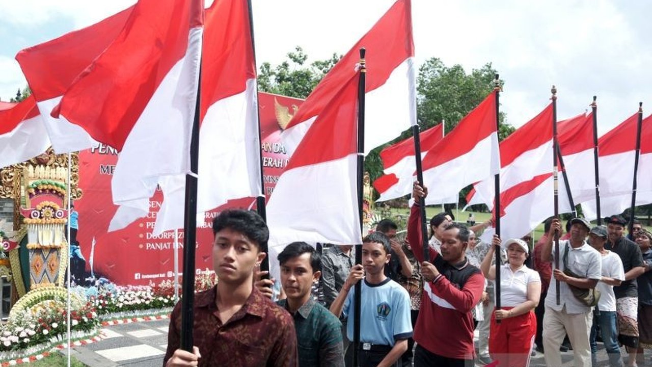 Kementerian Dalam Negeri kembali menggelar Pembagian 10 Juta Bendera Merah Putih di Bali, merayakan HUT RI ke-80 dan memecahkan rekor MURI. Simak makna di baliknya!