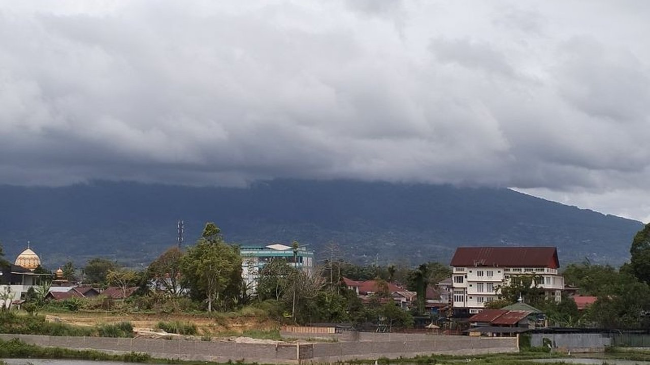 Gunung Marapi kembali erupsi selama 30 detik pada Sabtu siang, namun kolom abu tidak teramati. Simak penjelasan lengkap dari Pos Gunung Api (PGA) mengenai aktivitas vulkanik ini.