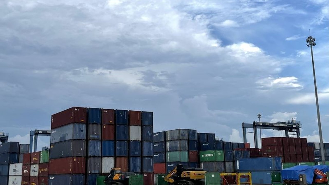 ALFI Institute merekomendasikan lima kebijakan prioritas untuk Reformasi Logistik Nasional. Langkah ini krusial untuk menekan biaya logistik dan meningkatkan daya saing Indonesia.