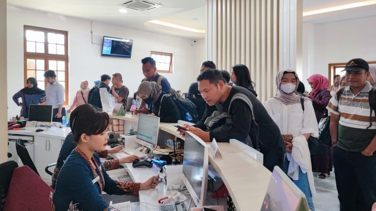 Puluhan jadwal Pembatalan Perjalanan KA lintas selatan Jawa terjadi akibat gangguan operasional di Stasiun Pegadenbaru, Cirebon, memicu pertanyaan tentang dampaknya bagi ribuan penumpang.