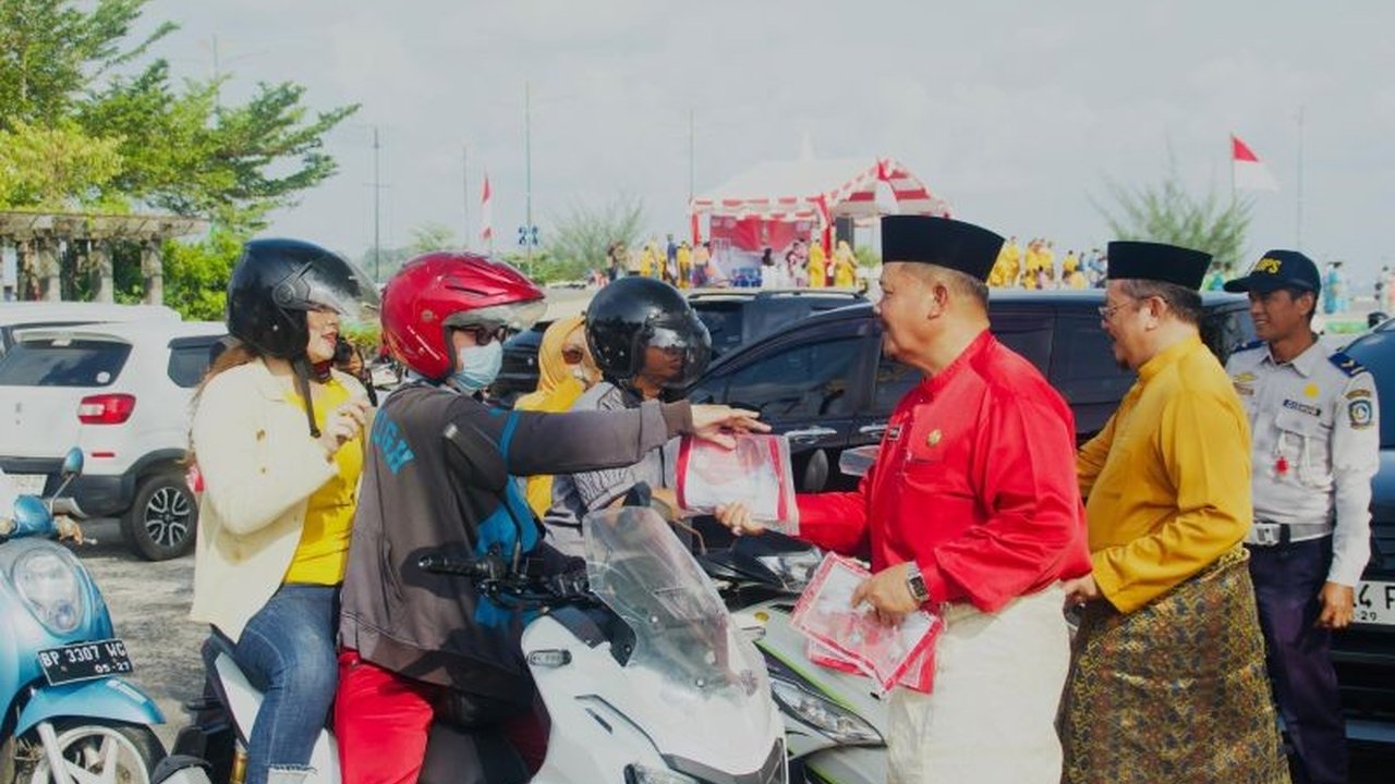 Pemerintah Provinsi Kepulauan Riau gencarkan pembagian 1.000 Bendera Merah Putih kepada masyarakat dalam rangka HUT ke-80 RI. Simak bagaimana gerakan ini perkuat nasionalisme!