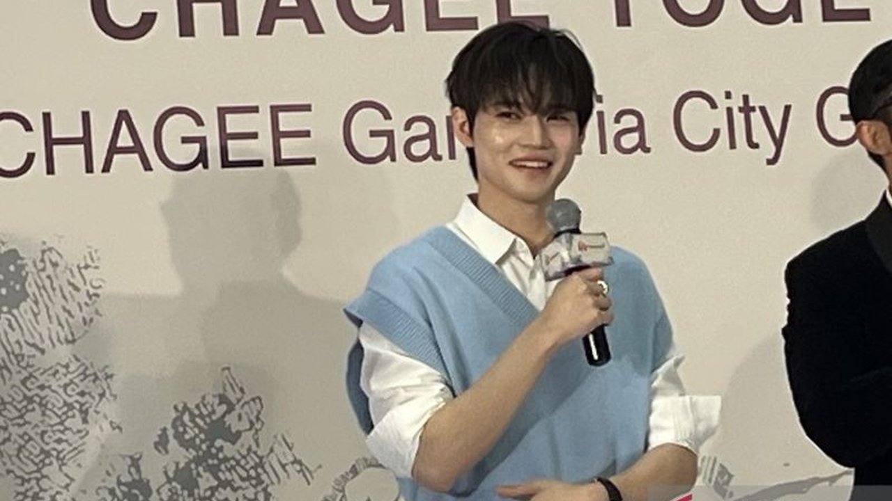 Anggota NCT DREAM, Chenle NCT, membuat kejutan manis bagi penggemar di Jakarta dengan meracik langsung teh kesukaannya. Simak momen spesial dan tingkah lucunya!