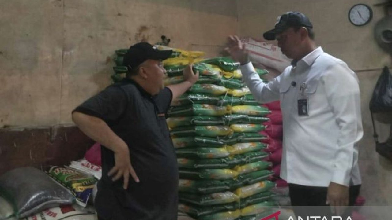 Bulog menjamin distribusi beras SPHP Bulog Serang bebas oplosan dan sesuai aturan. Sidak di pasar menemukan kualitas terjamin, bahkan beratnya lebih dari standar.