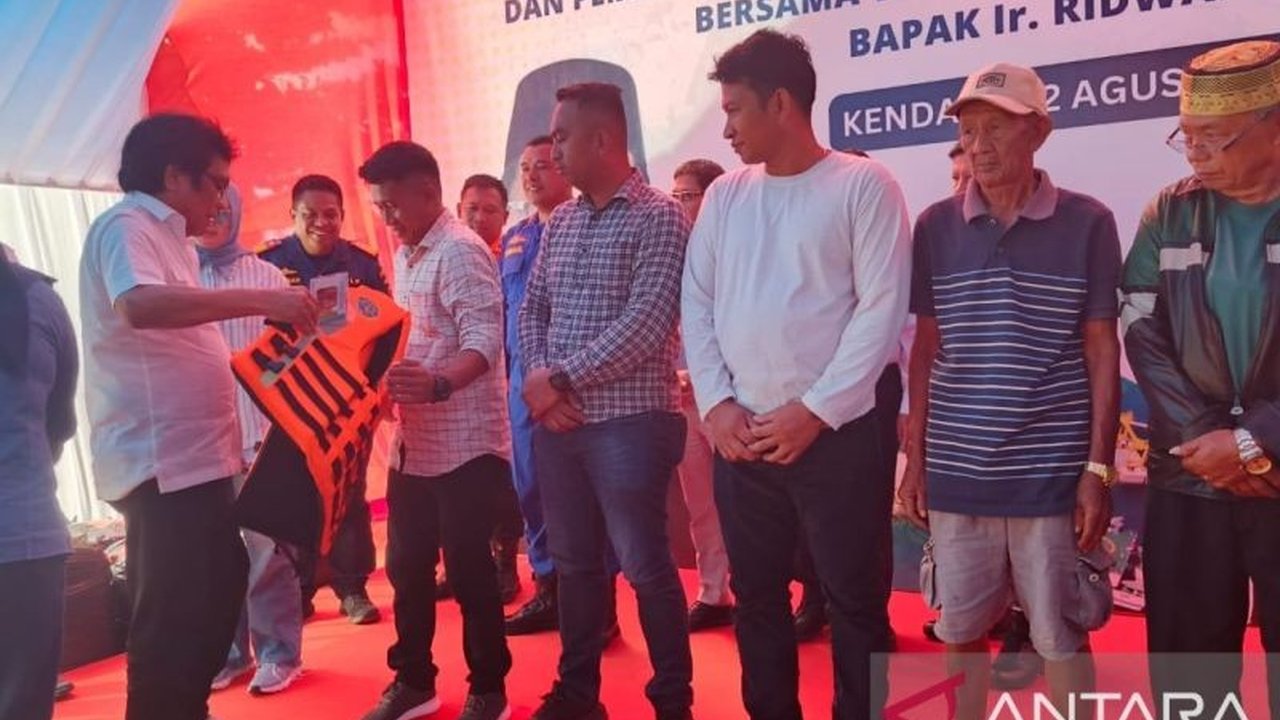 BPTD Sultra dan KSOP Kendari gencar mitigasi keselamatan pelayaran kapal tradisional, bagikan 300 jaket pelampung. Bagaimana upaya ini lindungi ribuan jiwa di laut?