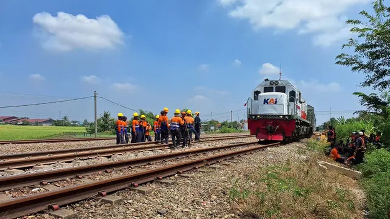 KA Argo Lawu melintasi jalur kereta Stasiun Pegadenbaru Subang setelah diperbaiki usai anjloknya KA Argo Bromo Anggrek pada Jumat, 1 Agustus 2025. (dok. Humas PT KAI)