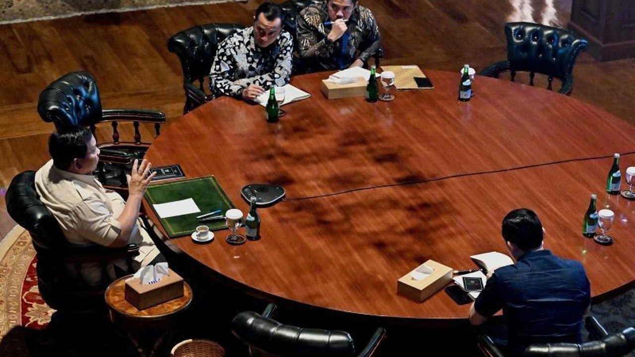 Presiden Prabowo Subianto telah menginstruksikan jajaran menteri untuk mengantisipasi kebakaran hutan dan lahan (karhutla) di tengah musim kemarau, terutama di wilayah rawan. Simak detail arahan penting ini!