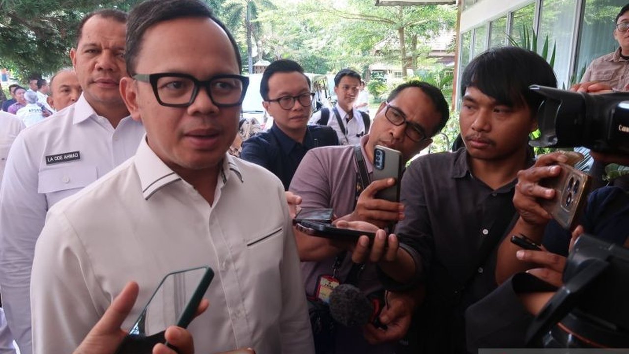 Wakil Menteri Dalam Negeri Bima Arya Sugiarto menyatakan tak keberatan dengan pengibaran bendera One Piece oleh warga, menyebutnya sebagai ekspresi kreativitas. Namun, apa batasan dan makna di baliknya?