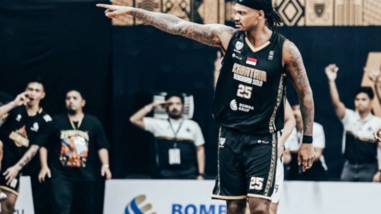 Dua punggawa Kesatria Bengawan Solo, William Artino dan Travin Thibodeaux, berhasil masuk dalam IBL All Defensive Team 2025. Simak kontribusi mereka dalam menjaga pertahanan tim!