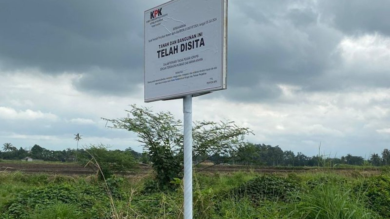 Komisi Pemberantasan Korupsi (KPK) akan segera melakukan penahanan terhadap 21 tersangka dalam kasus dana hibah di lingkungan Pemprov Jatim. Siapa saja yang terlibat dalam kasus ini?