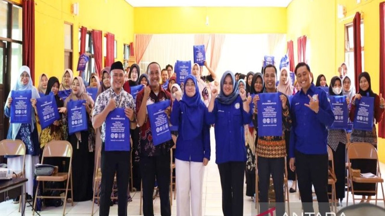 Universitas PGRI Kalimantan (UPK) sukses melatih guru bahasa Inggris se-Tanah Laut dalam program Pembelajaran Bahasa Inggris Berbasis Kearifan Lokal. Bagaimana metode ini meningkatkan kualitas pendidikan?
