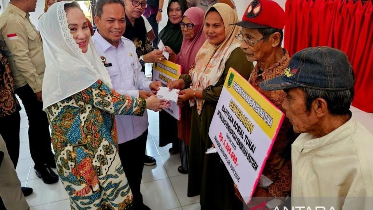 Pemerintah Kabupaten Natuna segera menyalurkan Bantuan Sosial Tunai Lansia Natuna bagi warga berusia 65 tahun ke atas. Simak detail dan kriteria penerimanya!