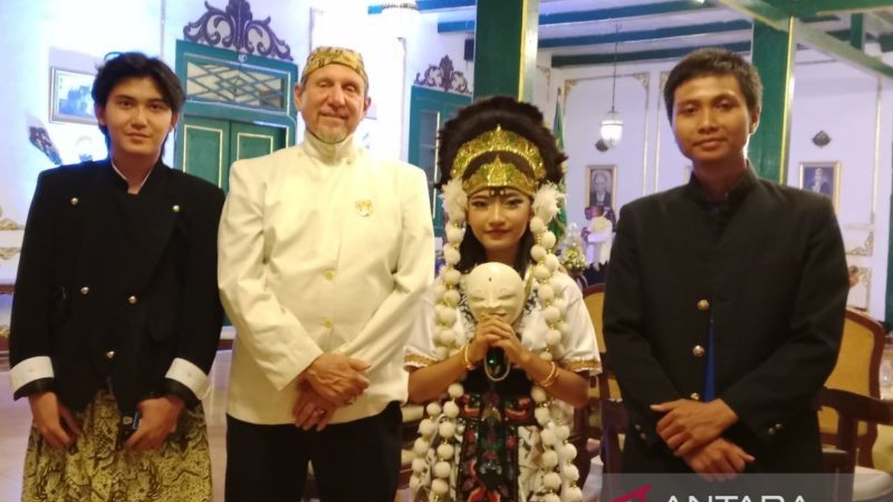 Karya gamelan dari profesor AS Richard North dihibahkan untuk Cirebon. Ketahui mengapa hibah Gamelan Cirebon ini penting dan bagaimana dampaknya bagi budaya lokal!