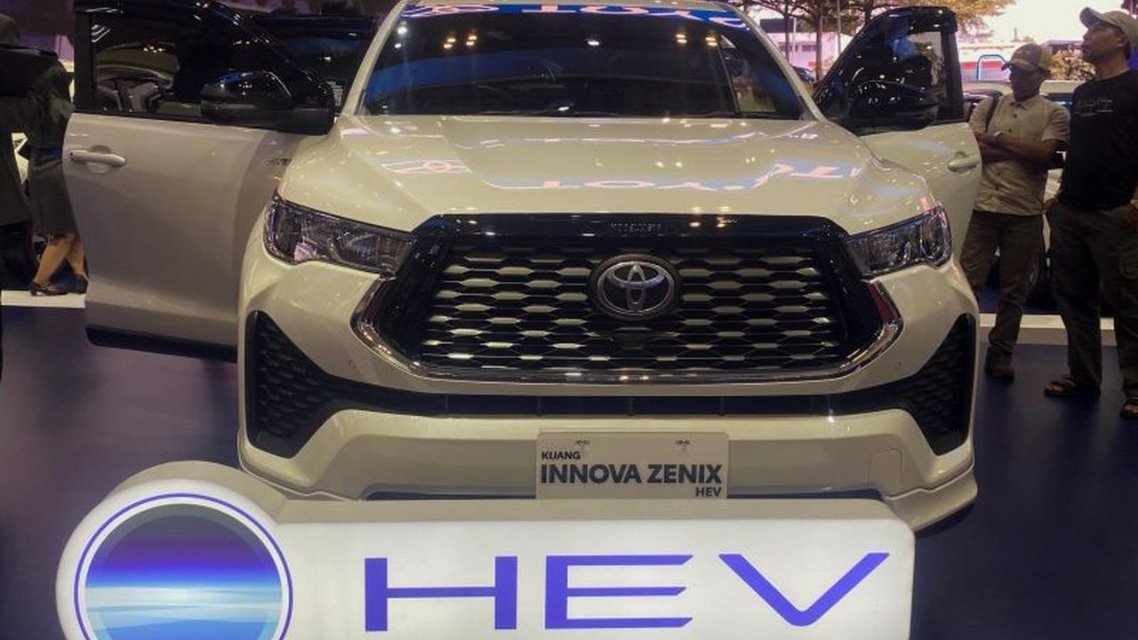 Penjualan Toyota GIIAS 2025 mencatat angka fantastis 4.250 SPK dalam delapan hari pertama. Kijang Innova Zenix Hybrid mendominasi, menunjukkan kepercayaan masyarakat pada Toyota.