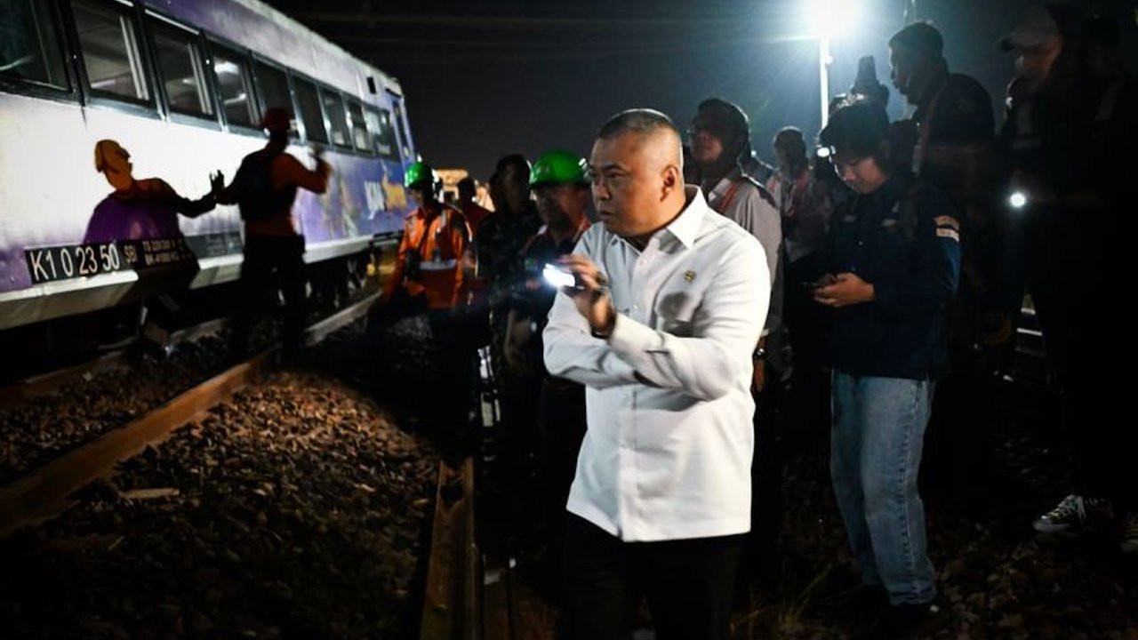 Menteri Perhubungan Dudy Purwagandhi memantau langsung evakuasi KA Argo Bromo Anggrek Anjlok di Subang, memastikan tidak ada korban jiwa dan penanganan cepat dilakukan.