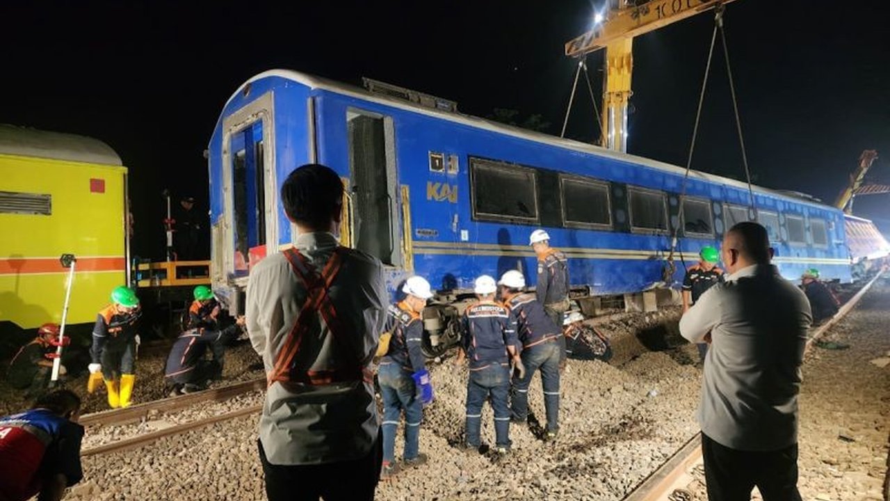 Kementerian Perhubungan (Kemenhub) memulai investigasi mendalam terkait insiden KA Argo Bromo Anggrek anjlok di Subang. Apa penyebabnya dan bagaimana penanganannya?