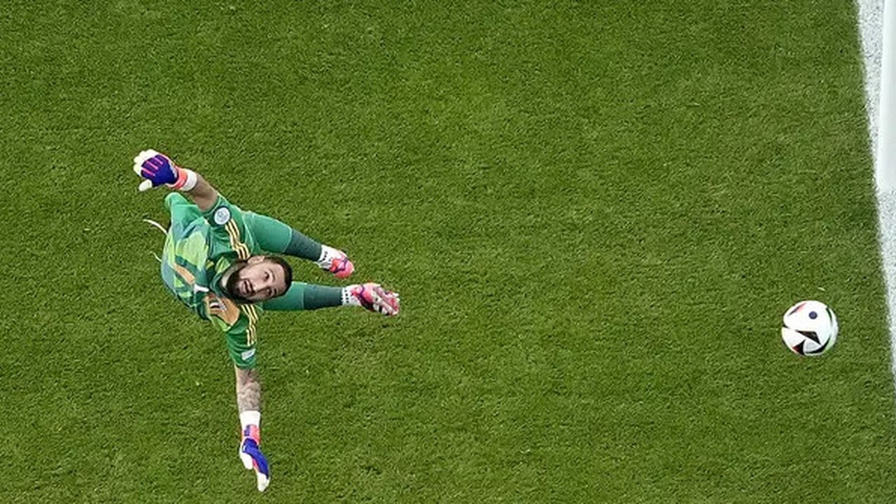 Kiper Italia, Gianluigi Donnarumma, gagal menghalau tendangan pemain Swiss, Ruben Vargas, pada babak 16 besar Euro 2024 di Olympiastadion Berlin, Sabtu (29/6/2024). (AP Photo/Markus Schreiber