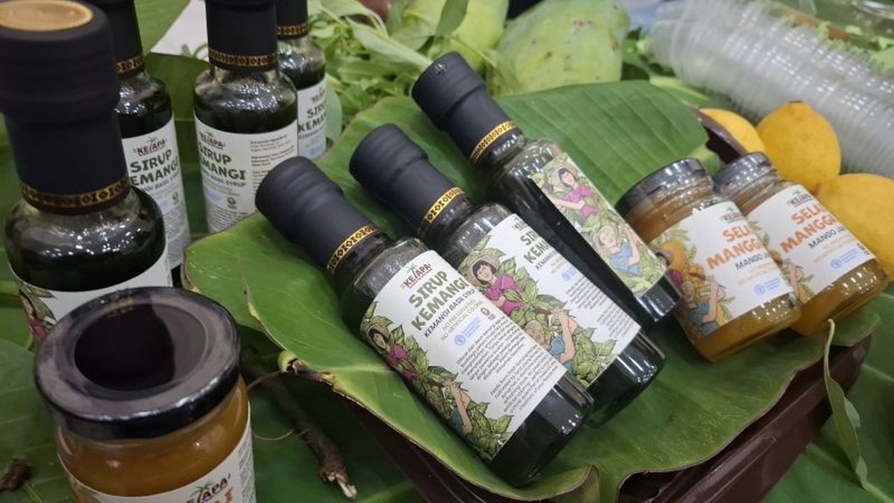 Petani Keren Lampung berinovasi menciptakan Sirup Kemangi dari daun lalapan biasa. Bagaimana mereka mengubahnya menjadi produk bernilai tinggi yang menarik minat generasi muda?