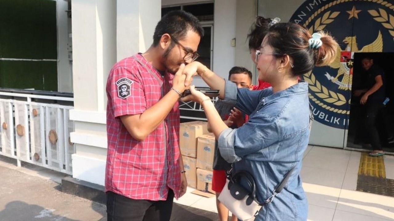 Seorang narapidana di Rutan Serang, TIKUK, merasakan kebebasan setelah menerima amnesti Presiden Prabowo Subianto. Kisah haru ini mengungkap pentingnya kebijakan amnesti Presiden.