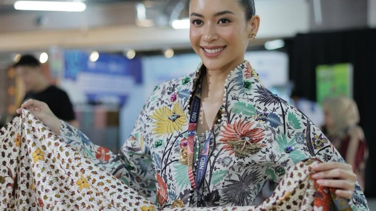 Puteri Indonesia 2014 Elvira Devinamira jadi Brand Ambassador Gelar Batik Nusantara (GBN) 2025. Ia ajak Gen Z lestarikan batik dengan konsep kekinian.