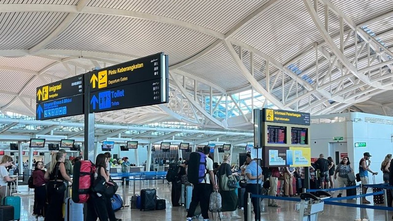 Bandara I Gusti Ngurah Rai kembali menghadapi tantangan operasional. Enam penerbangan domestik dan satu penundaan keberangkatan terdampak erupsi Gunung Lewotobi Laki-laki, simak detail dampak penerbangan terdampak Lewotobi.