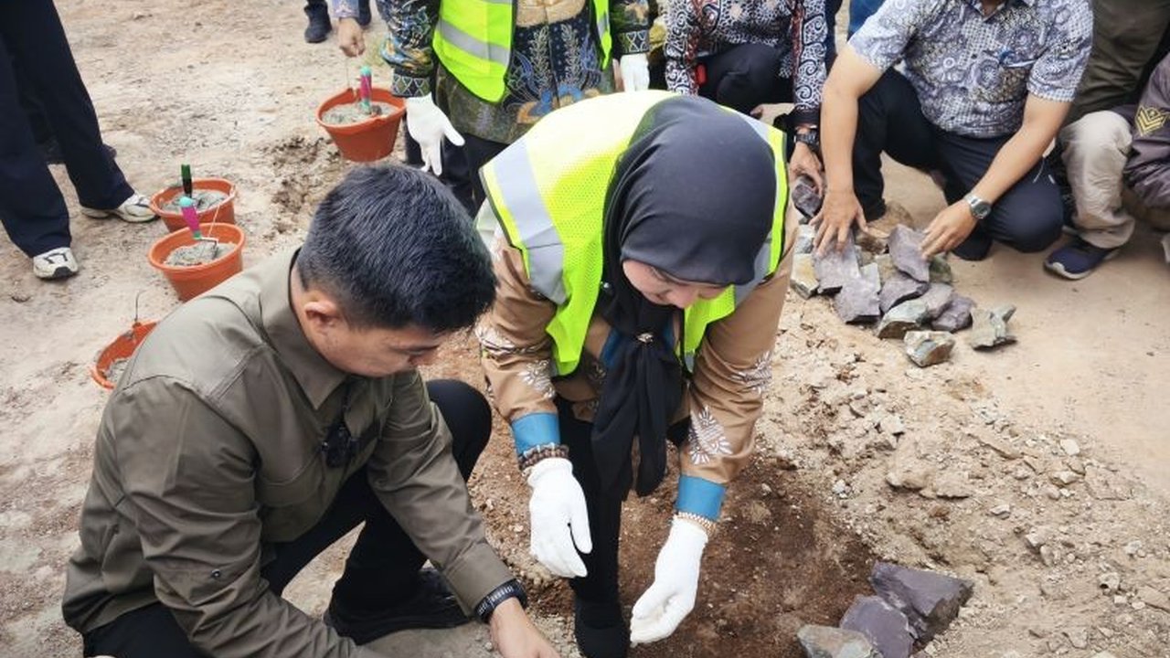 Pemerintah Kota Bandarlampung serius perkuat layanan kesehatan dengan groundbreaking gedung 10 lantai RS A Dadi Tjokrodipo. Simak detail fasilitas dan dampaknya bagi warga!