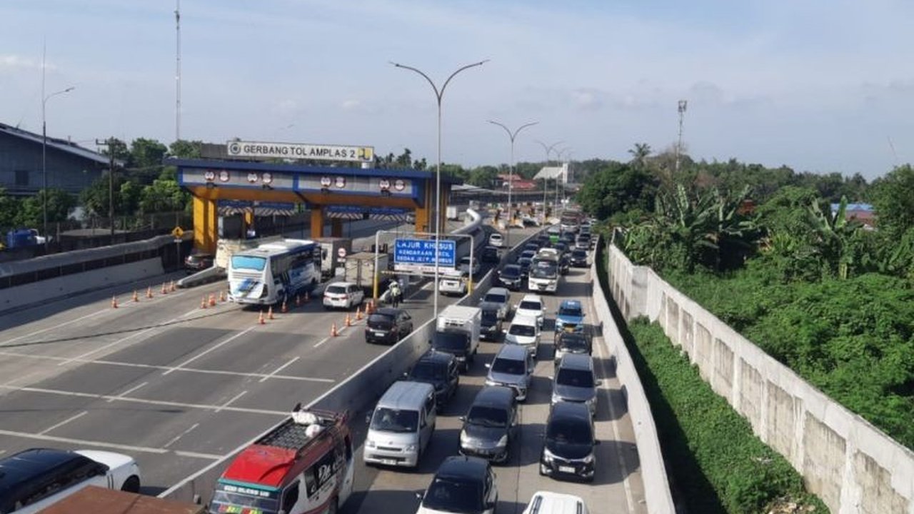 Lonjakan signifikan lalu lintas kendaraan terjadi di empat ruas tol regional Nusantara pada H-4 Lebaran 2025, terutama di ruas Tol Belmera dan MKTT.