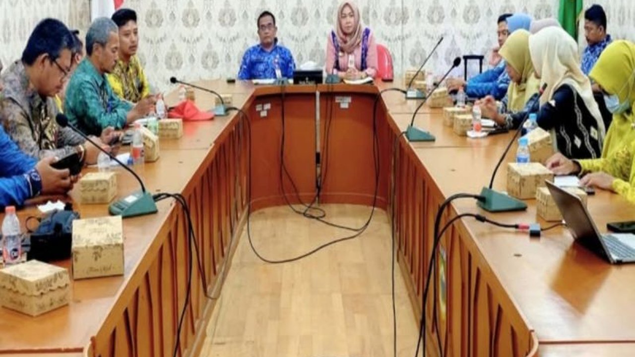 Pemerintah Kabupaten Tanah Laut bersama BKKBN Kalimantan Selatan perkuat Kampung KB Tanah Laut melalui sinergi lintas sektor. Bagaimana strategi mereka mengakselerasi klasifikasi dari dasar ke paripurna?