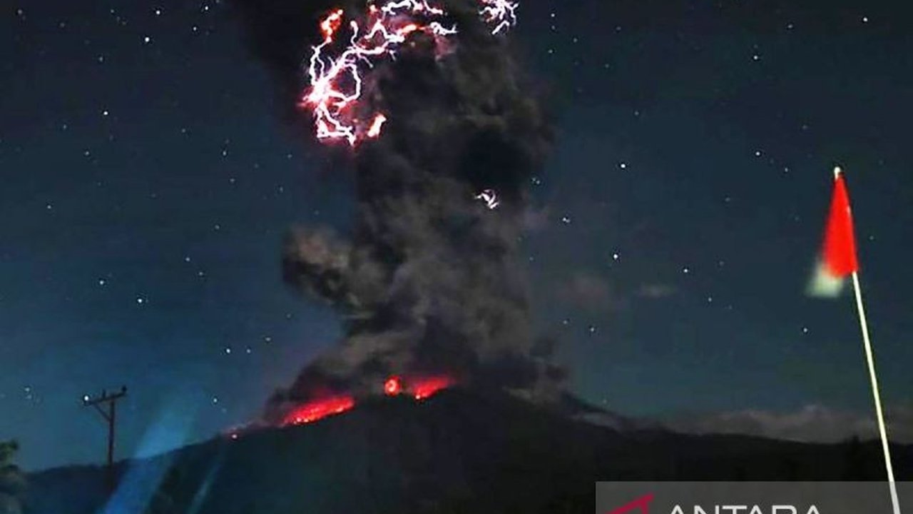 Gunung Lewotobi Laki-laki kembali erupsi dengan abu vulkanik setinggi 18 km. Status siaga masih berlaku. Apa saja dampaknya dan bagaimana mitigasinya?