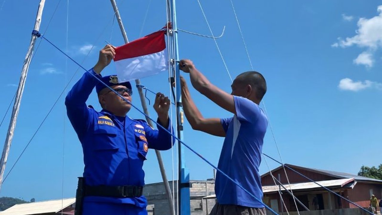 Polres Natuna membagikan 80 Bendera Merah Putih kepada nelayan perbatasan jelang HUT RI ke-80, menegaskan semangat kebangsaan di perairan strategis. Apa makna di baliknya?