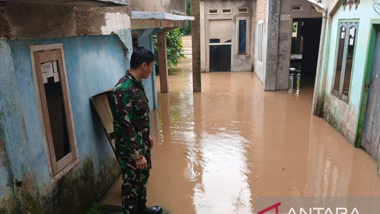 Badan Penanggulangan Bencana Daerah (BPBD) Kabupaten Ogan Komering Ulu (OKU) mengimbau masyarakat untuk mewaspadai potensi banjir Sungai Ogan OKU setelah debit air naik signifikan, merendam puluhan rumah.