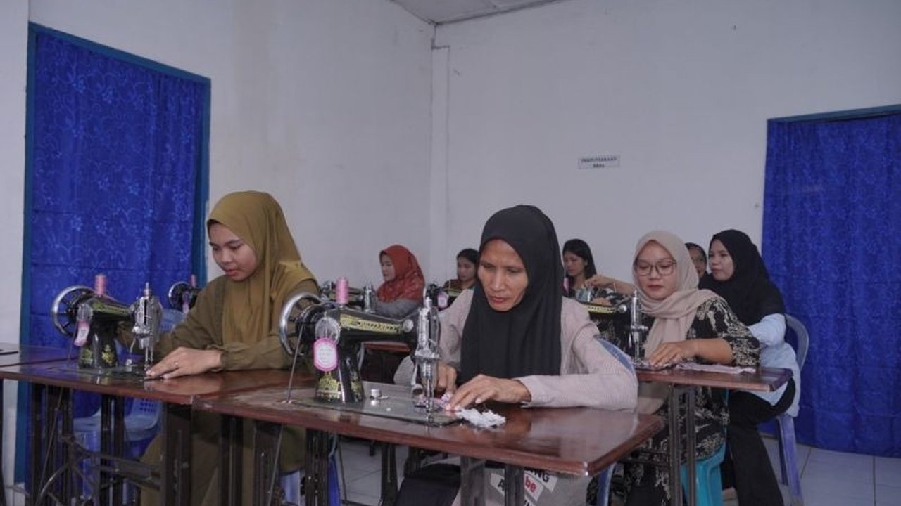 PLN Sumut dukung pemberdayaan perempuan melalui pelatihan menjahit dan bantuan mesin di Deli Serdang. Simak bagaimana inisiatif ini membuka peluang ekonomi baru bagi 20 peserta!