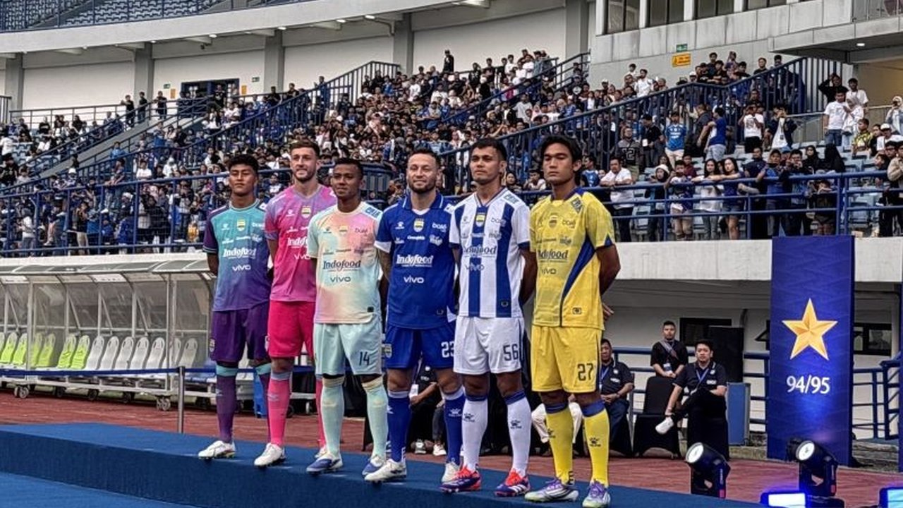 Persib Bandung resmi luncurkan jersi terbaru untuk musim 2025/2026. Mengusung tema 'City of Champions', jersi Persib Bandung ini sarat makna dan teknologi canggih. Simak detailnya!