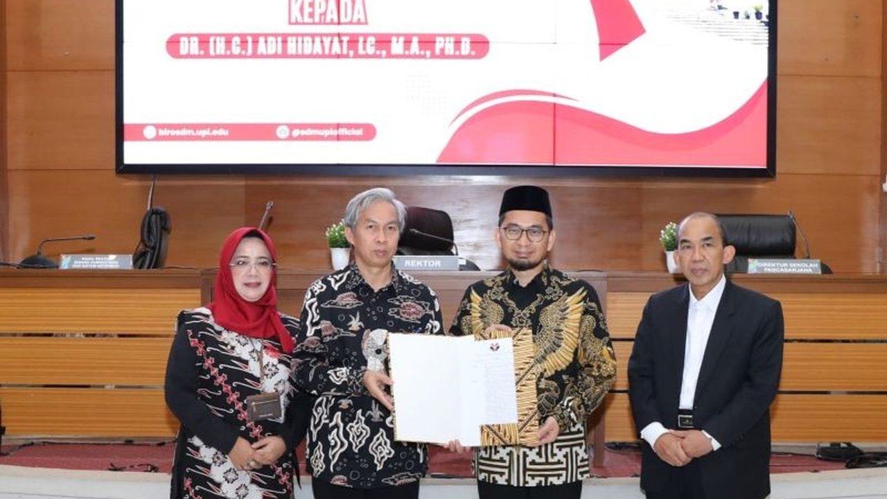 Ustaz Adi Hidayat resmi diangkat sebagai dosen tetap di Universitas Pendidikan Indonesia (UPI). Langkah ini diharapkan mampu mendongkrak peringkat universitas.